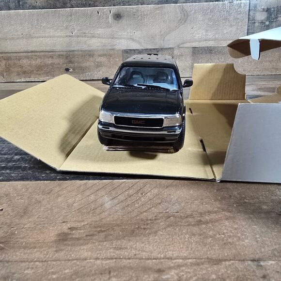 Ertl AMT 1996 GMC Jimmy Black 4X4 Dealer Promo - Picture 3 of 11